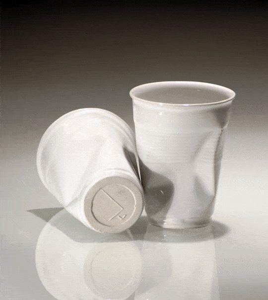gobelets blancs froissés en porcelaine de Rob Brandt