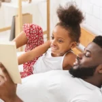 Pourquoi lire une histoire au coucher fait tant de bien aux enfants (et aux parents)