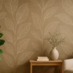 Mur décoré avec un papier peint écologique brun aux motifs de feuilles, avec mobilier en bois clair, plantes vertes et ambiance naturelle apaisante