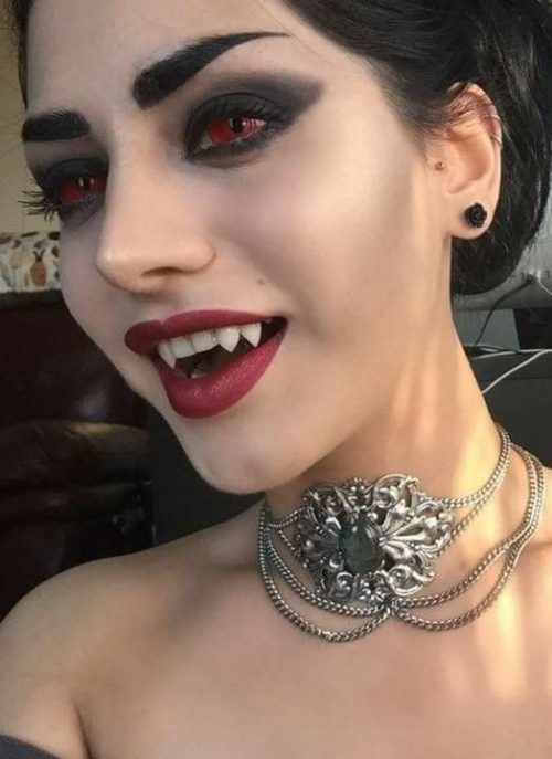 Maquillage vampire femme