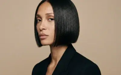 coiffure tendance femme mode (4) Belle femme mannequin brune avec carré graphique court au menton, blazer à la mode
