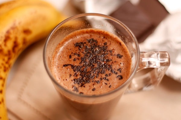 Le cocktail chaud de banane avec le chocolat