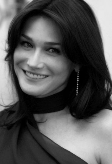 1140 carla bruni 379x0 2 25d24