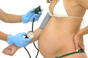 hypertension grossesse 300x199 - Les grossesses à risque