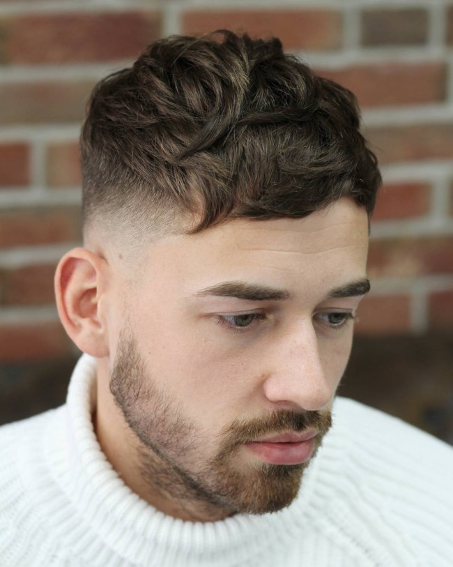 Coupe de cheveux courte pour homme avec frange désordonnée