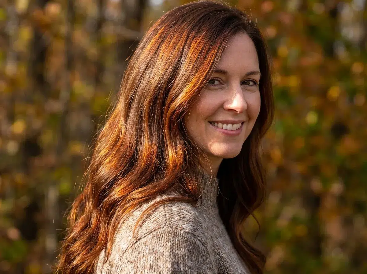 Portrait femme cheveux longs châtains brillants colorés végétal reflets cuivrés naturels