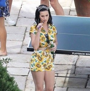 Katy Perry vapote sa e-cigarette