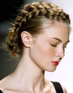 La tresse couronne, une coiffure raffinée et facile à réaliser