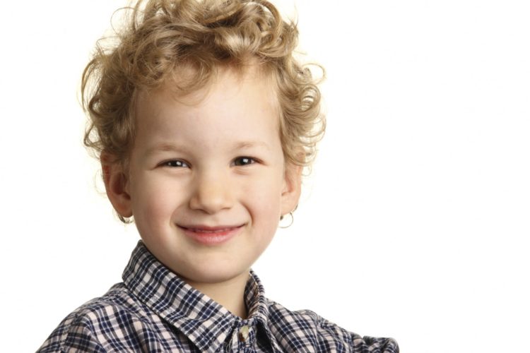 Coupe de cheveux bouclés ébouriffés