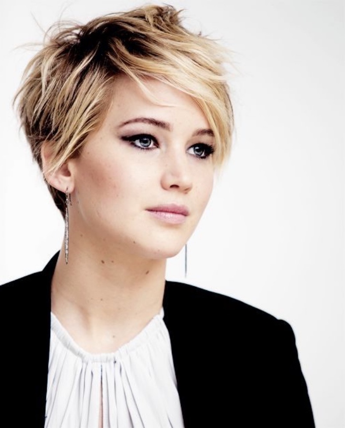 Jennifer Lawrence coupe courte femme pixie avec frange asymétrique et balayage blond idée de coiffure simple féminine