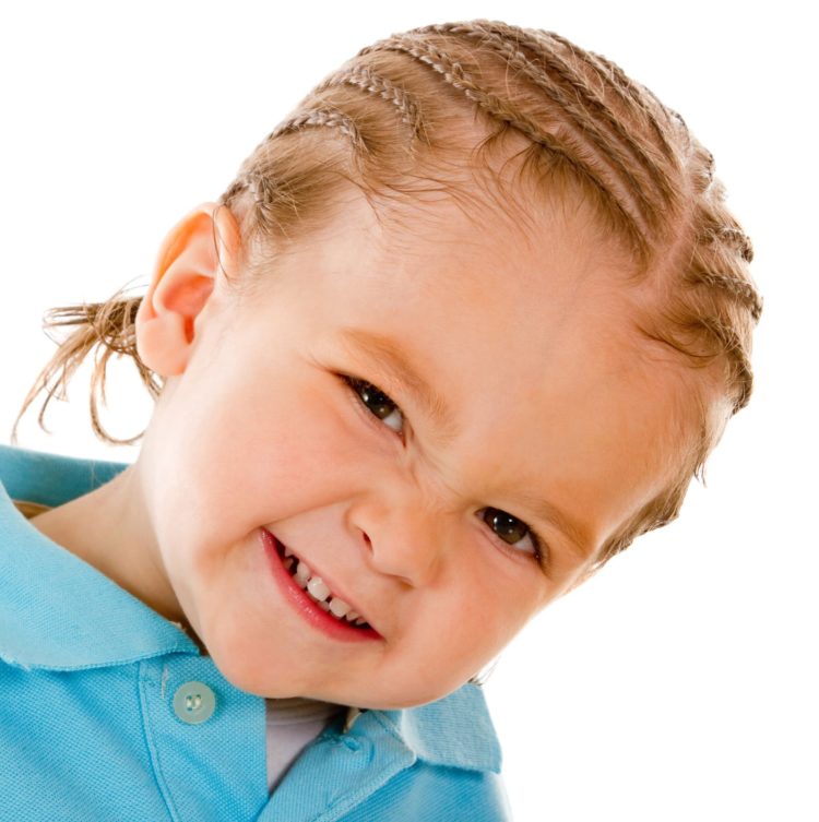 Coupe petits garçon avec cheveux en tresses collées