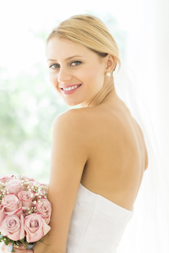 ravissante mariée blonde avec une robe à dos nu