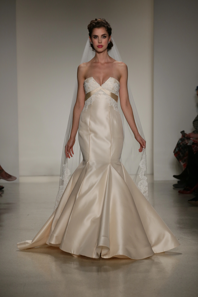 belle robe empire portée par une femme mannequin dans un défilé de mode