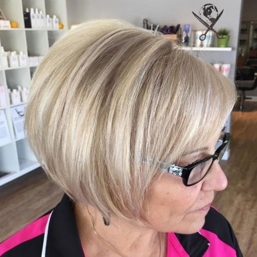 Coupe blonde cendrée en angle