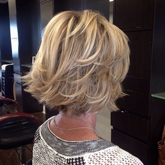 coupe courte femme flicked blonde bob hairstyle - 10 coiffures courtes chics et simples pour les femmes de plus de 50 ans