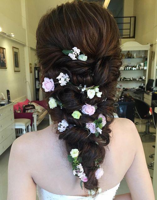 V-shaped wedding hairstyle for long hair