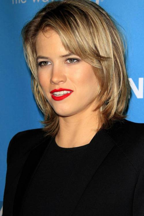 short blonde layered hairstyle