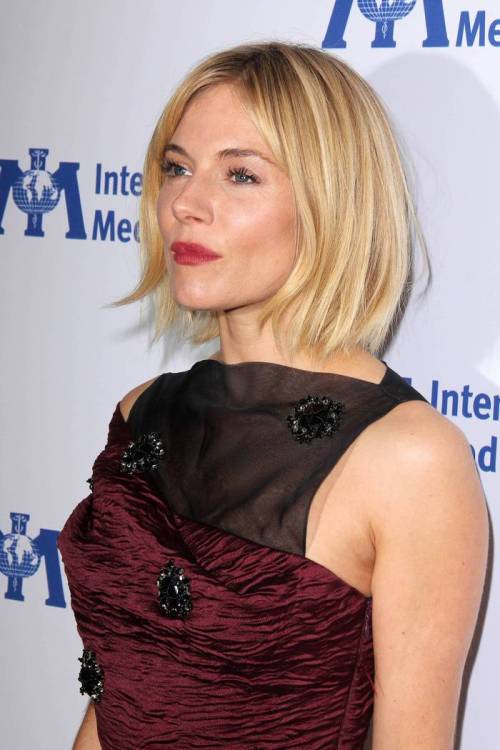 blonde bob hairstyle with highlights