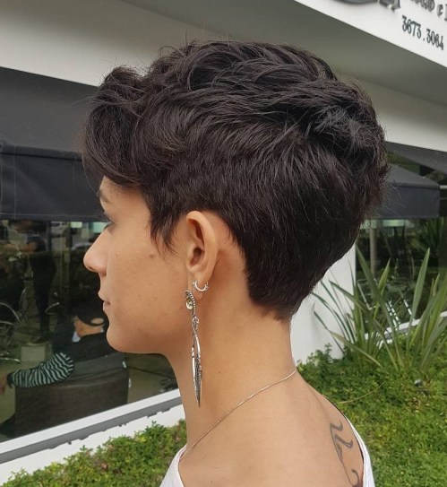 Coupe Pixie à plumes soignées