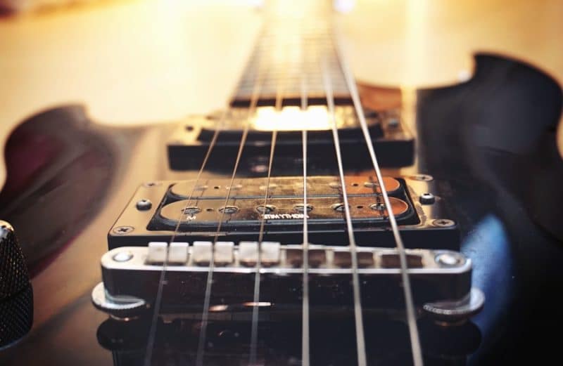 Comment choisir une guitare pour les débutantes