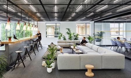 Quatre conceptions de grands bureaux commerciaux, qui montrent que les tapis sont revenus