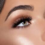 Modèles de microblading des sourcils – Des stars l’adoptent!