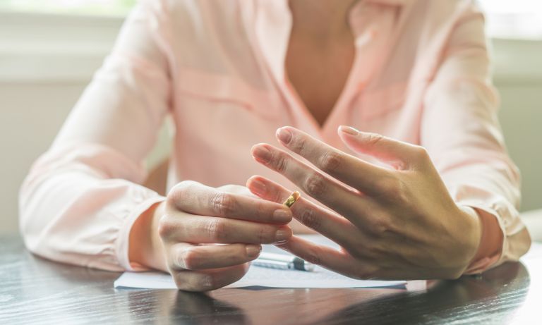 une femme pensive qui s'apprete à divorcer