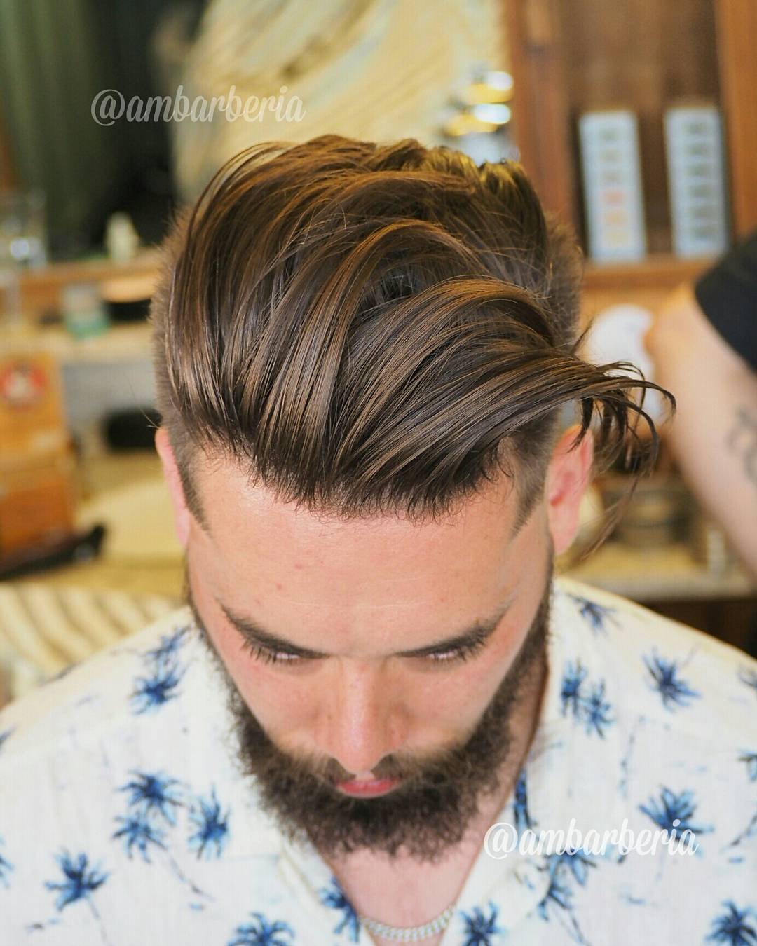 Corte de cabelo longo penteado para trás no topo