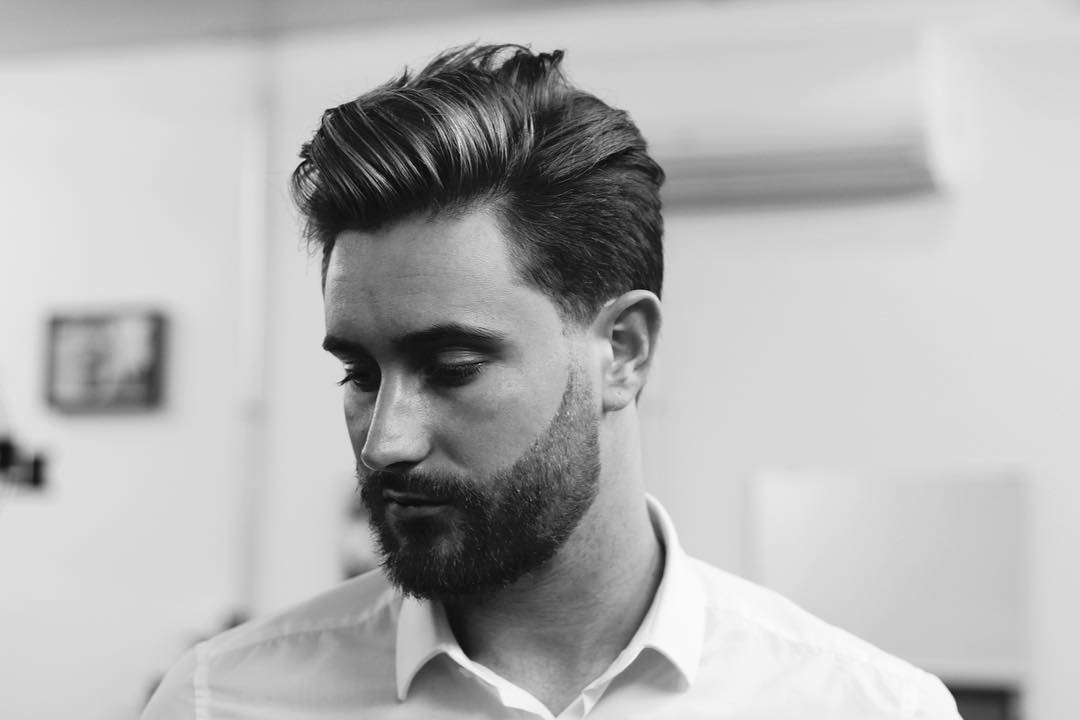 Corte de cabelo masculino clássico legal para cabelos grossos de comprimento médio com barba desconectada