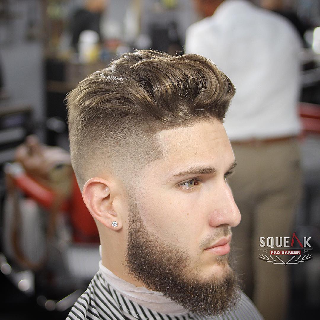 Corte de cabelo masculino médio com degradê alto