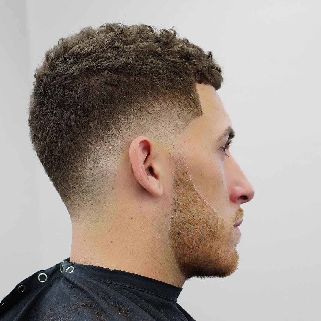 Corte de cabelo curto para homens com cabelos cacheados e drop fade