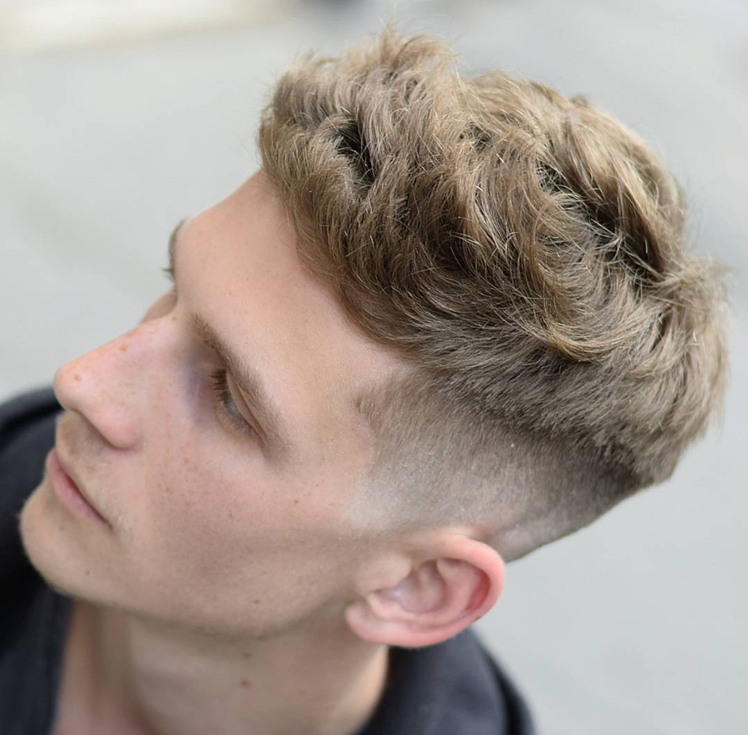 Corte de cabelo masculino de comprimento médio para cabelos grossos