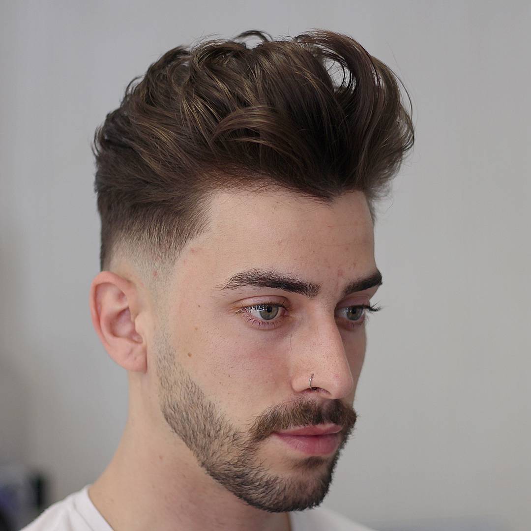 Penteado de cabelo baixo desbotado e ondulado médio para homens