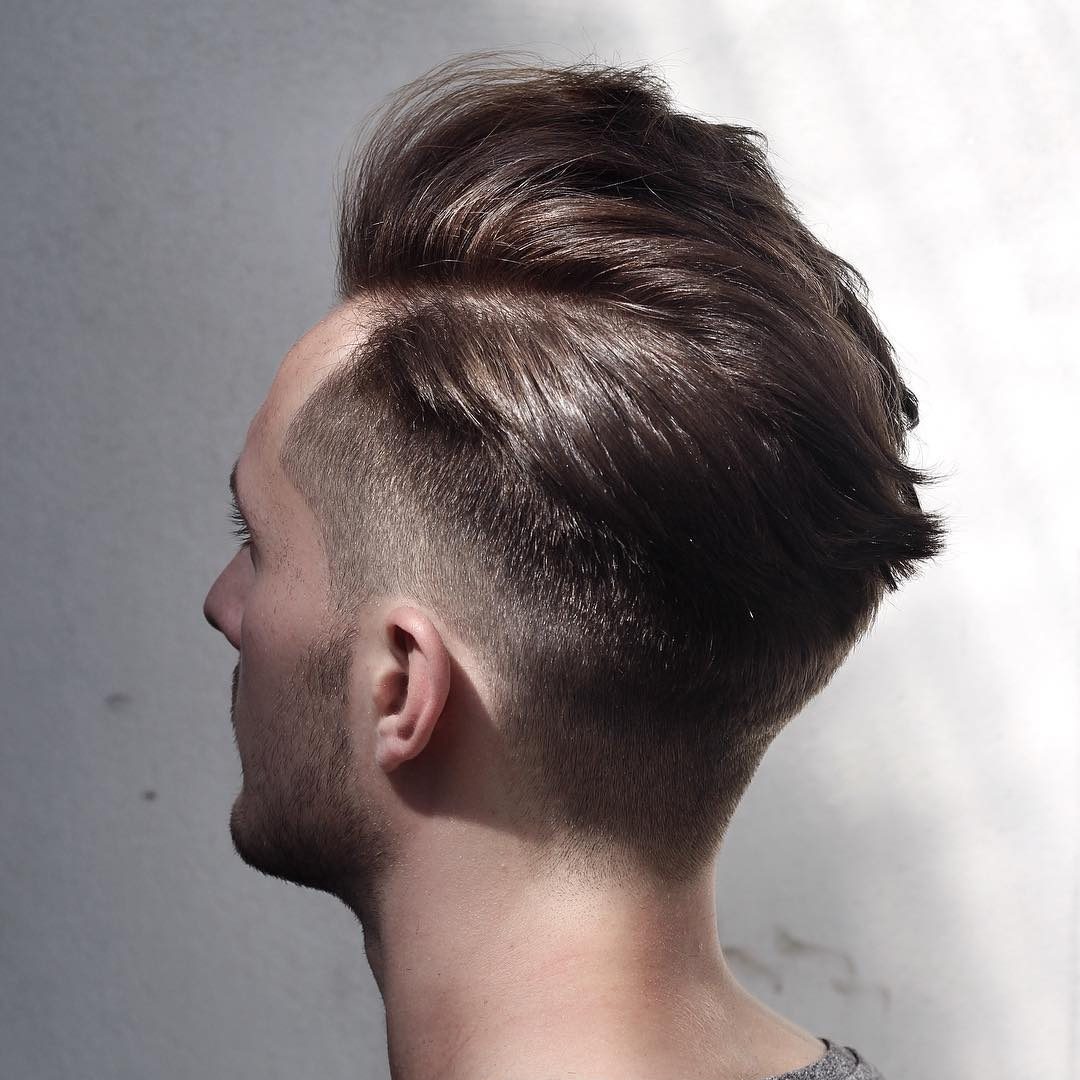 Corte de cabelo masculino elegante com movimento natural e desbotamento médio