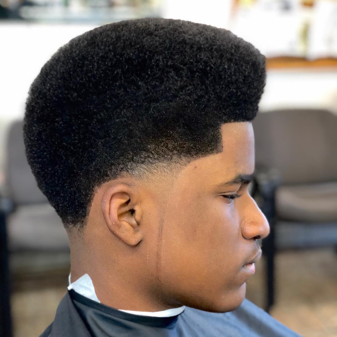 Corte de cabelo afro moderno para homens