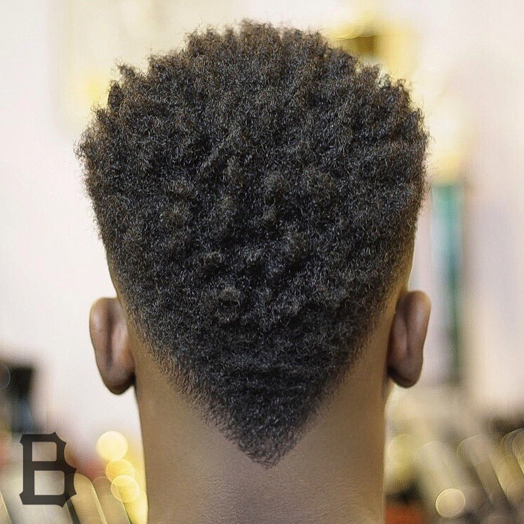 Corte de cabelo com decote em V para homens negros