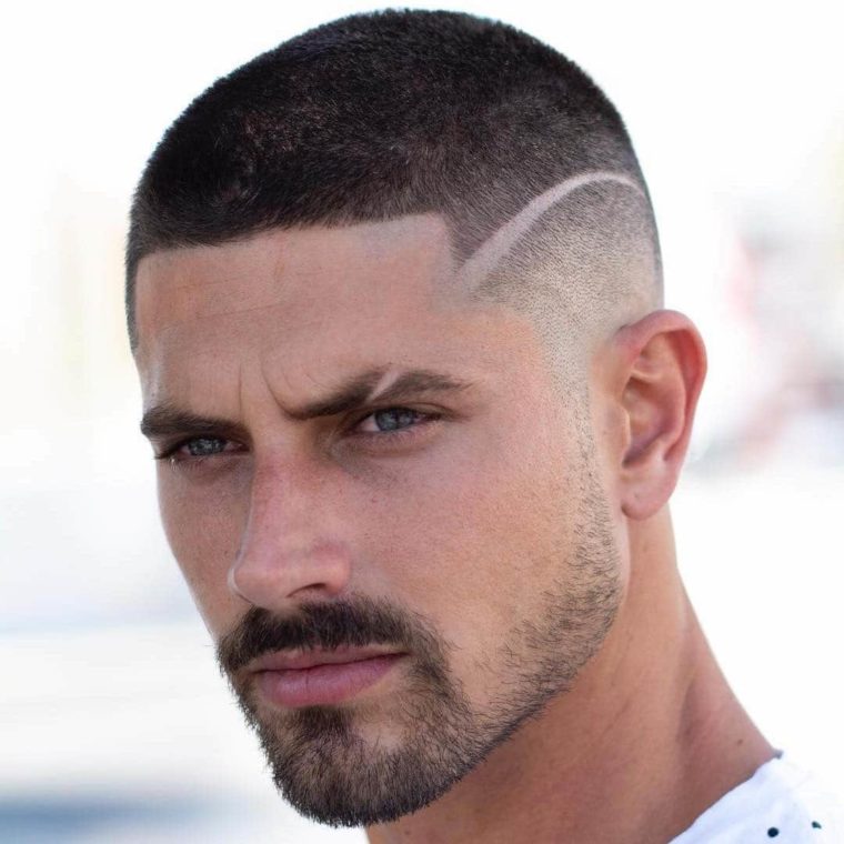 Featured image of post Coupe De Cheveux Homme Court Avec Trait Pour eux une coupe militaire la tondeuse suffit c est pratique et quand on dit coupe en brosse on pense la coupe de cheveux que papa a faite chez son vieux coiffeur de quartier