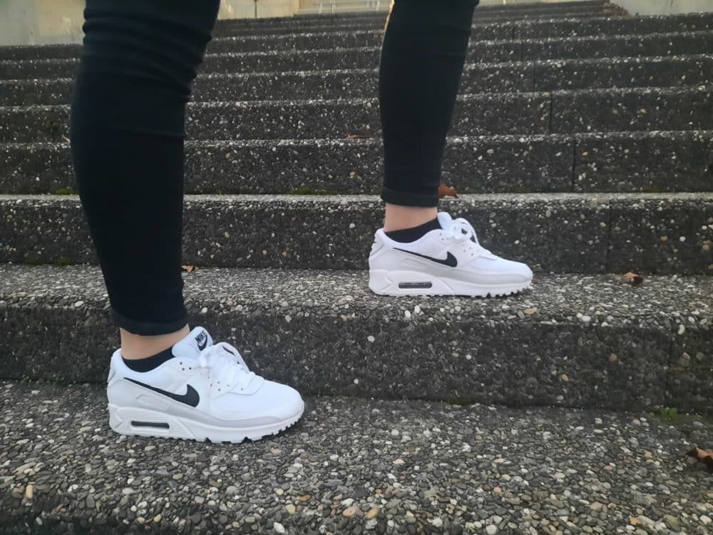 jeune femme sneahers air max