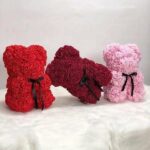 Un nounours en roses comme bouquet fleur en cadeau à Saint-Valentin