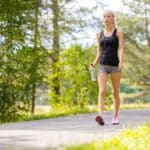 Marcher pour une bonne santé et un son bien-être durant une randonnée