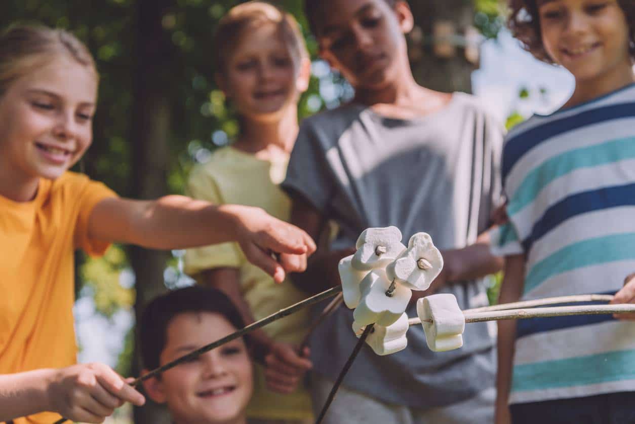 colo ; colonie de vacances ; camp de vacances ; camp pour enfants