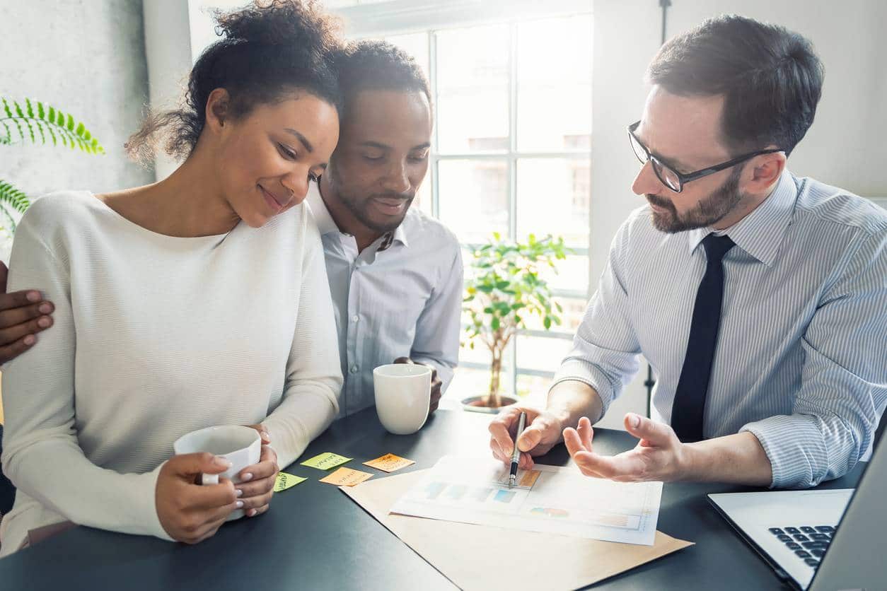 Un couple avec un agent d'assurance 