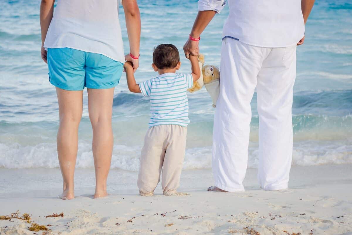 family 1111818 1280 1200x800 - 4 choses à ne surtout pas oublier pour passer une journée à la plage avec ses enfants