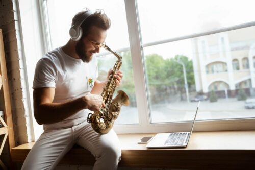 apprentissage saxophone 500x333 - Apprentissage du saxophone : comment choisir le bon modèle ?