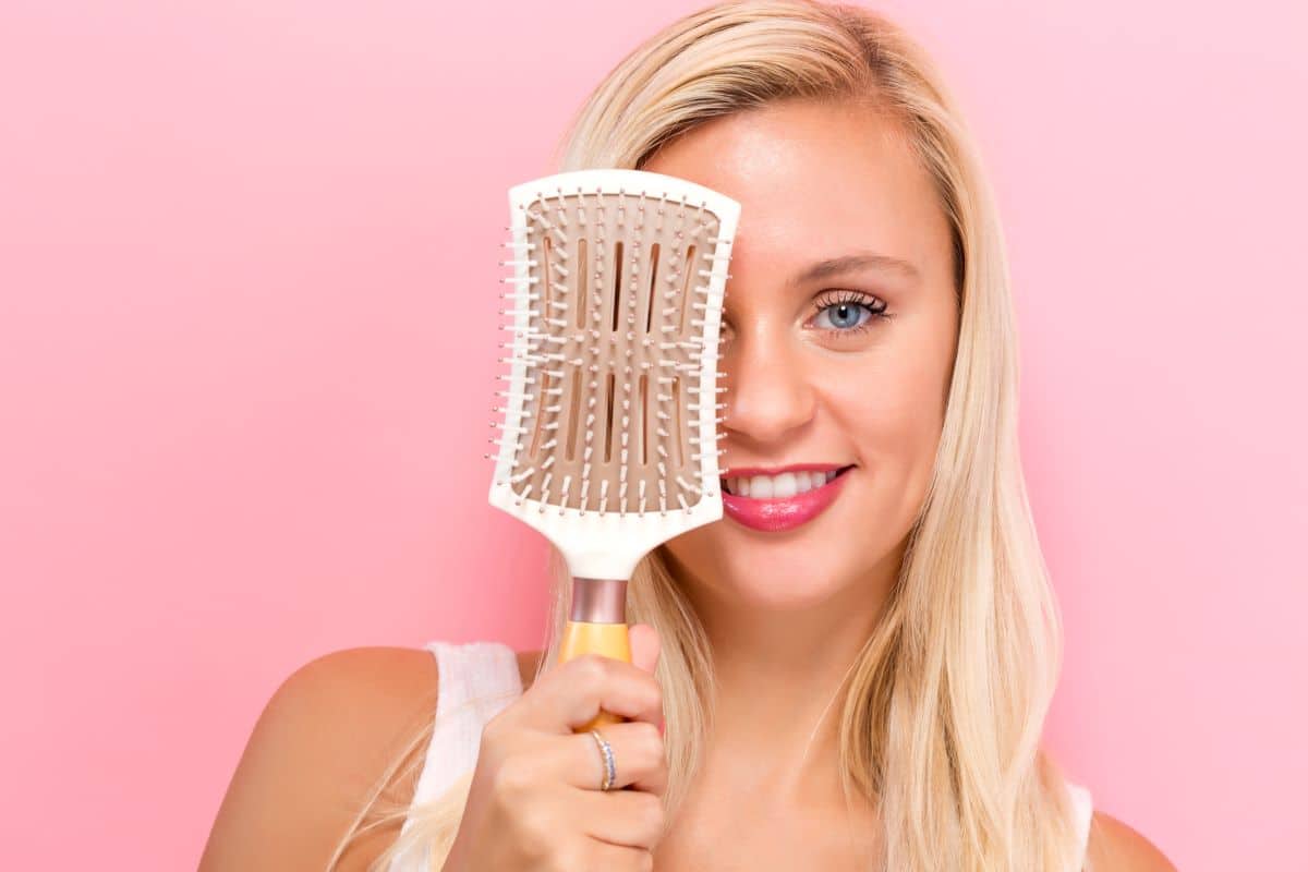 femme brosse cheveux palette - Quelle brosse à cheveux utiliser et quand ?