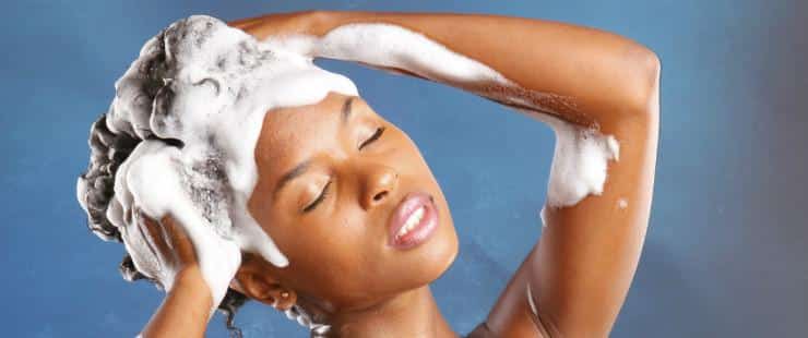 shampoing femme cheveux afro - Comment choisir un shampooing pour cheveux afro noirs naturels?