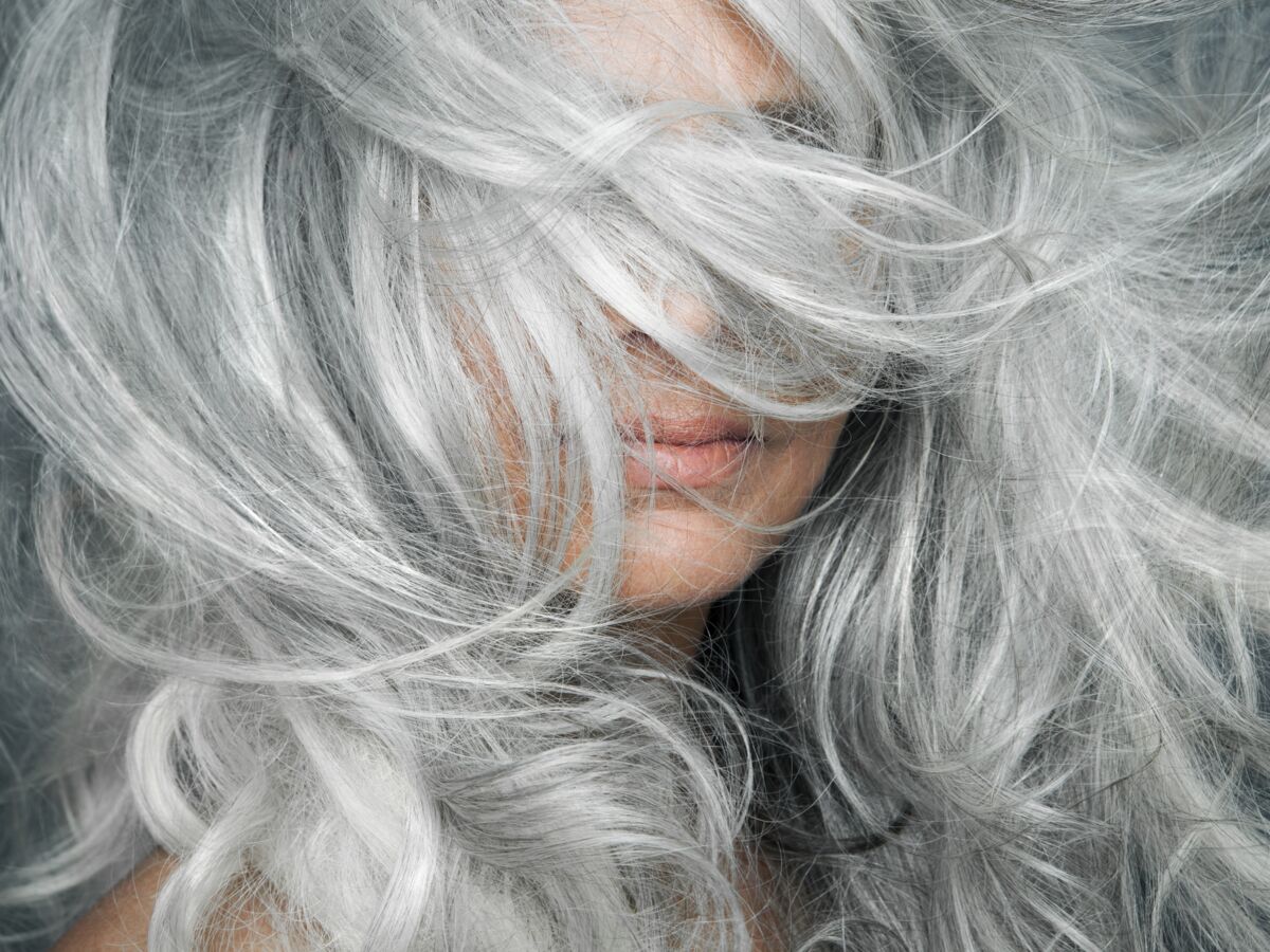 Femme avec de longs cheveux gris argentés