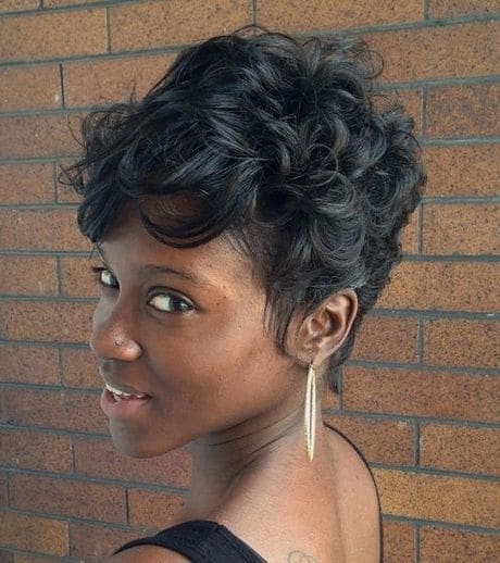 14 curly pixie pour femmes noires - Quelles sont les 40 coiffures et coupes de cheveux élégantes pour jeune fille?