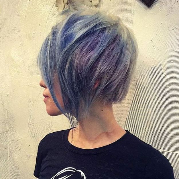6 pastel blue layered bob - 30 coiffures Emo profondément émotionnelles et créatives pour les filles