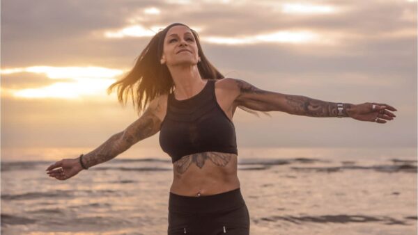 tatouage sur le ventre et les bras pour sportive et jolie femme de 50 ans 